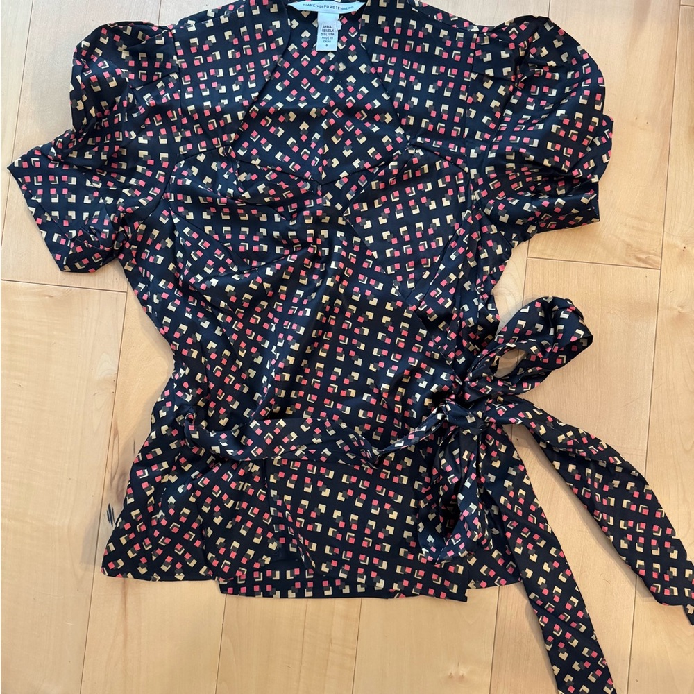 Diane Von Furstenberg Black Patterned Silk Wrap Women's Top